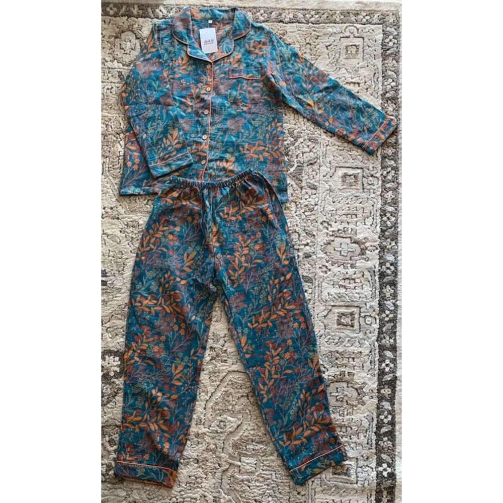 Women’s Floral Pajama Set M 2 Piece Button Down, Pocket, Long Sleeve Pants NWT